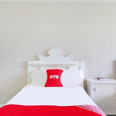 Oyo Hotel Dundee By Crystal Lake Exterior photo