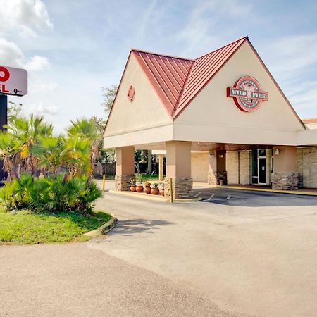 Oyo Hotel Dundee By Crystal Lake Exterior photo