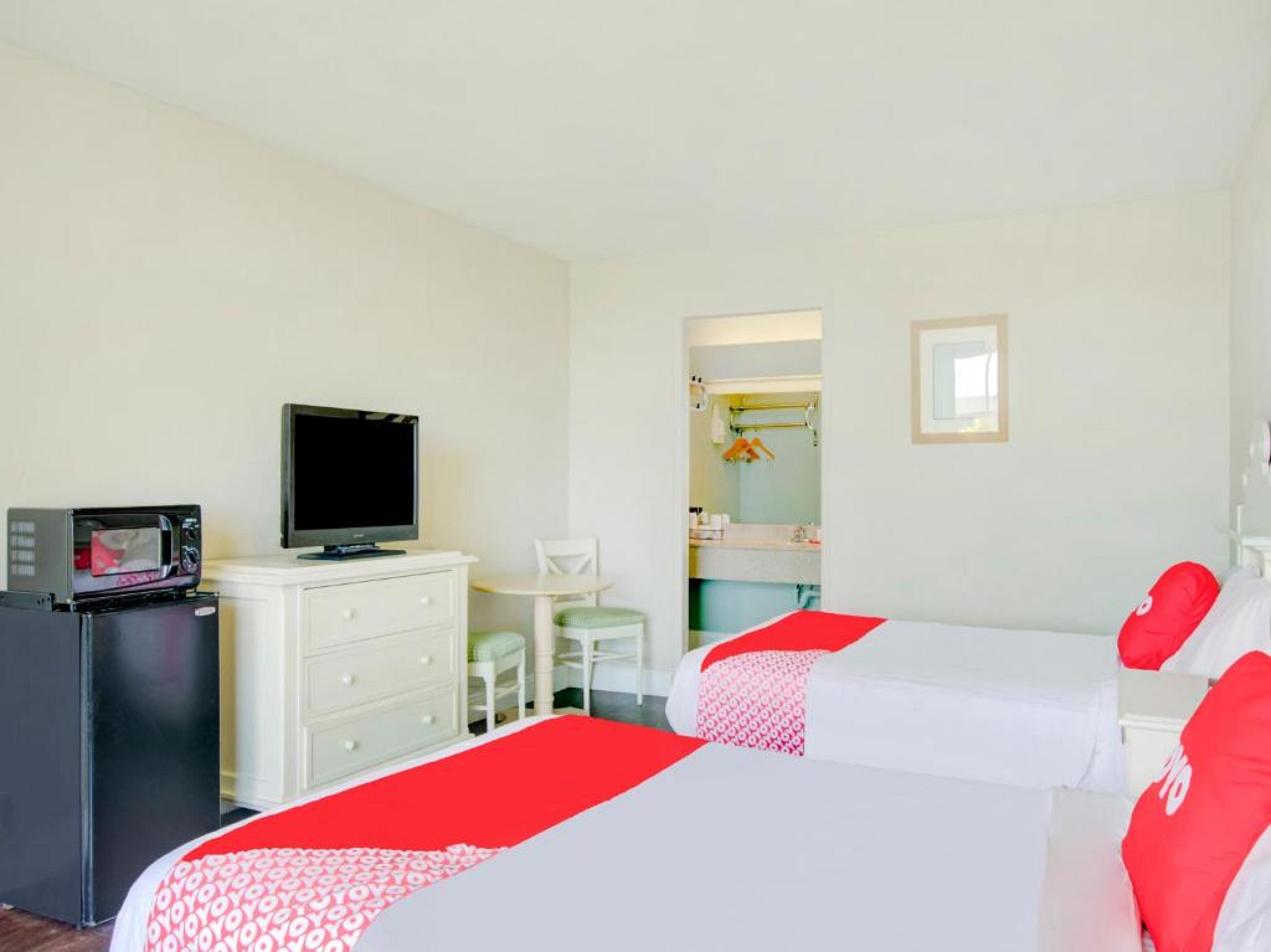 Oyo Hotel Dundee By Crystal Lake Exterior photo