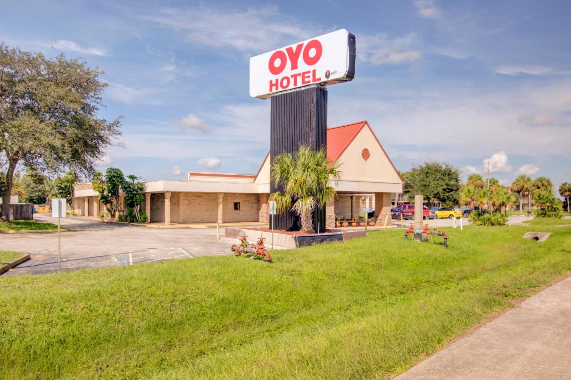 Oyo Hotel Dundee By Crystal Lake Exterior photo