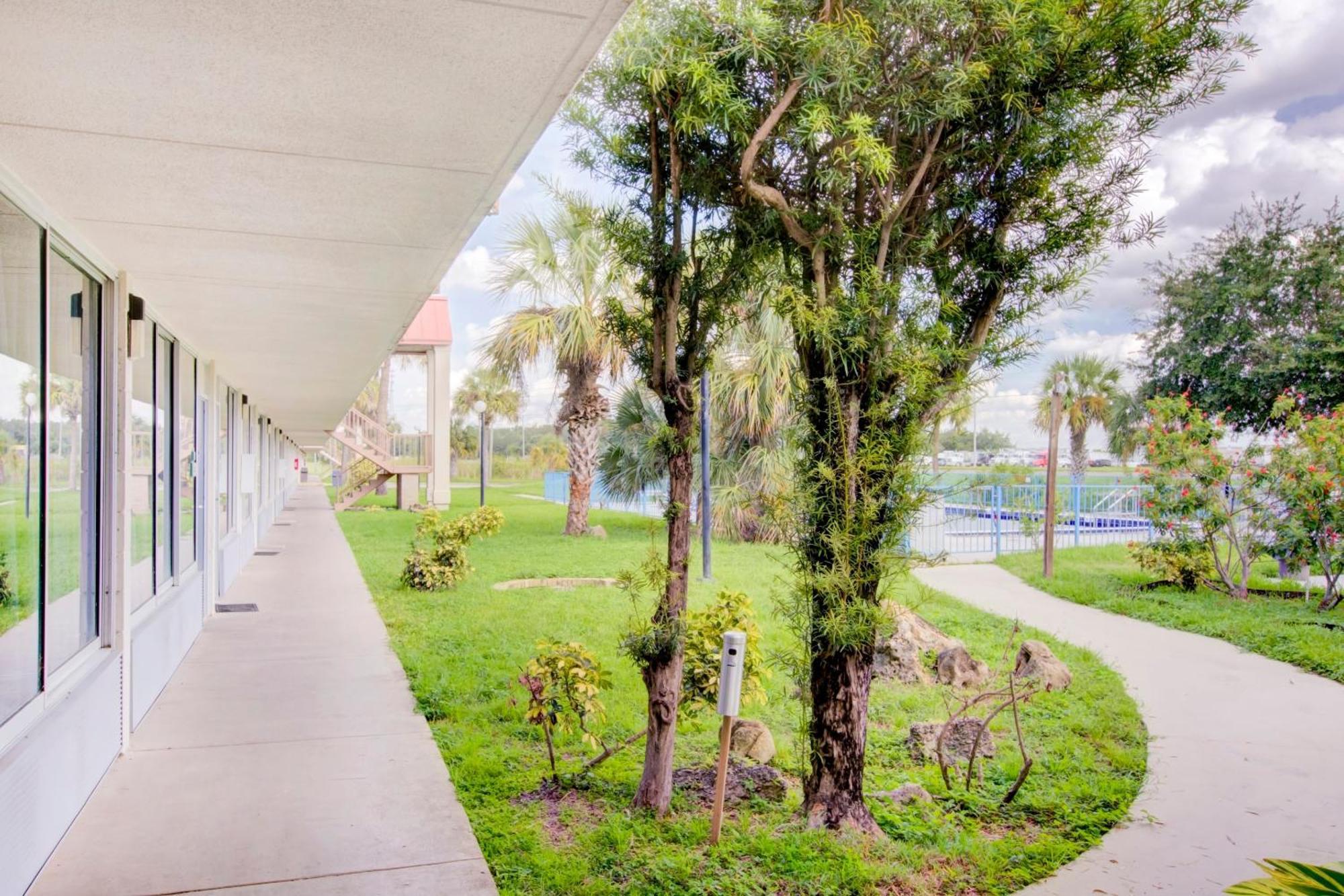 Oyo Hotel Dundee By Crystal Lake Exterior photo