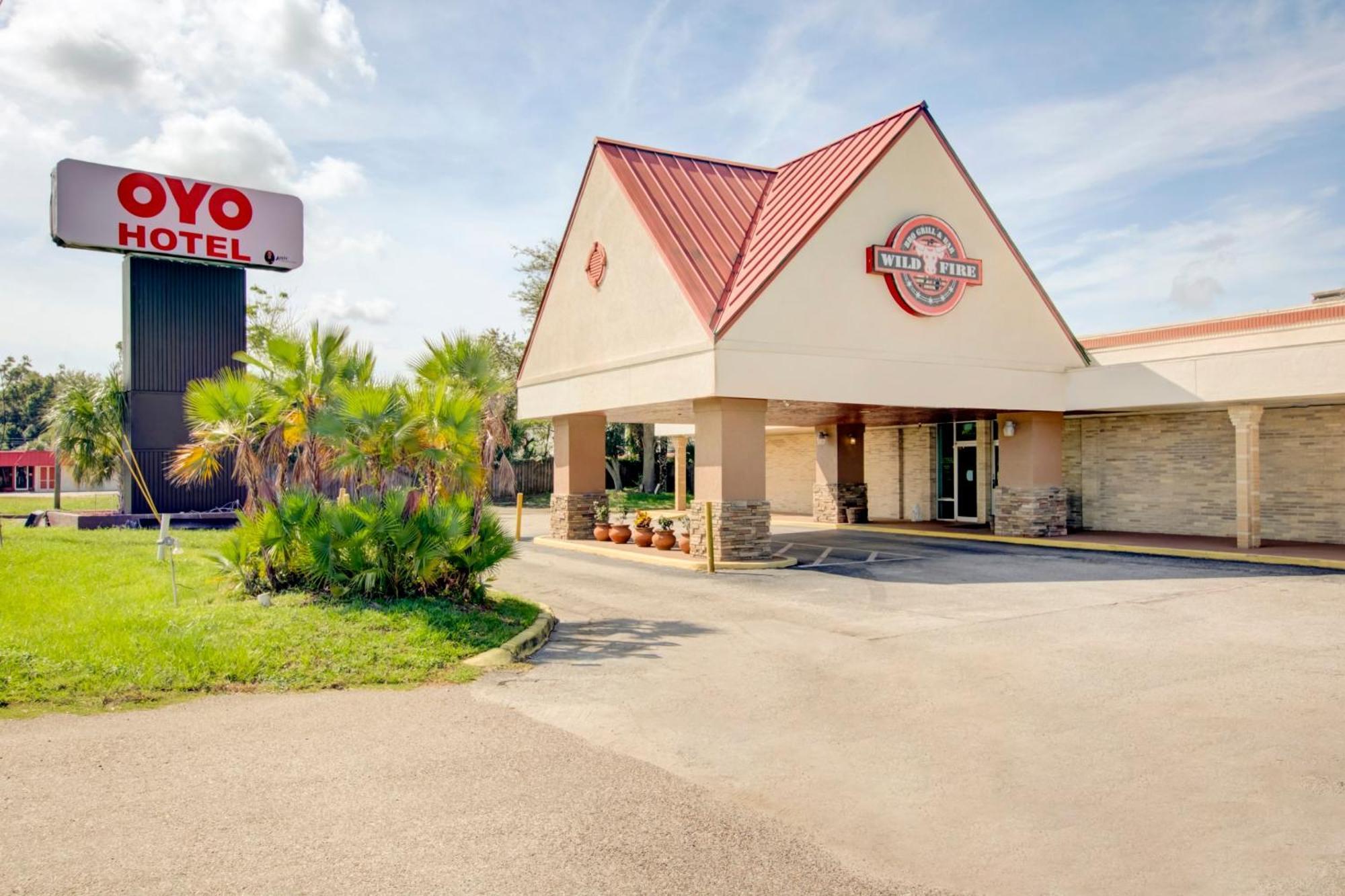 Oyo Hotel Dundee By Crystal Lake Exterior photo