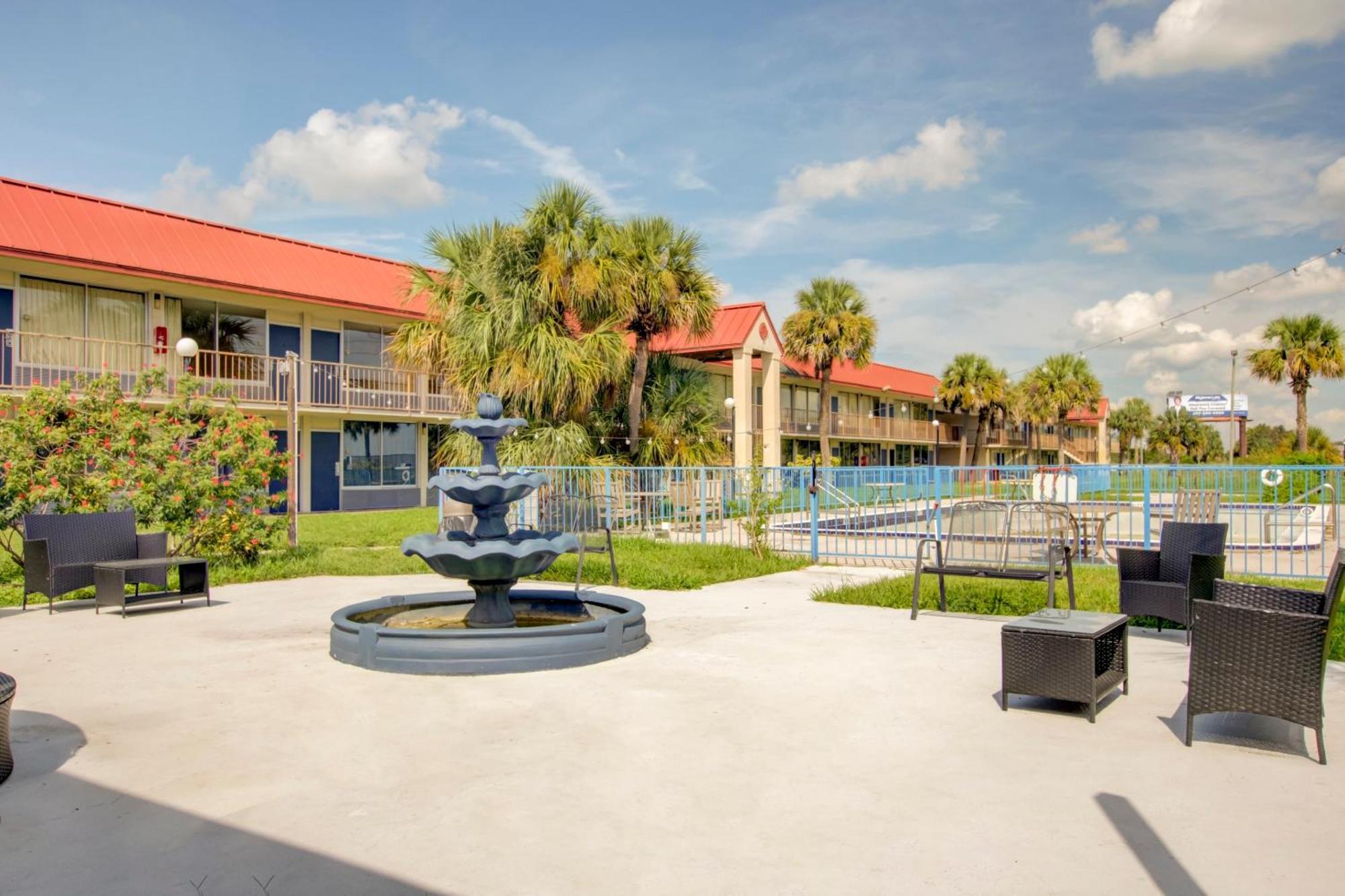 Oyo Hotel Dundee By Crystal Lake Exterior photo
