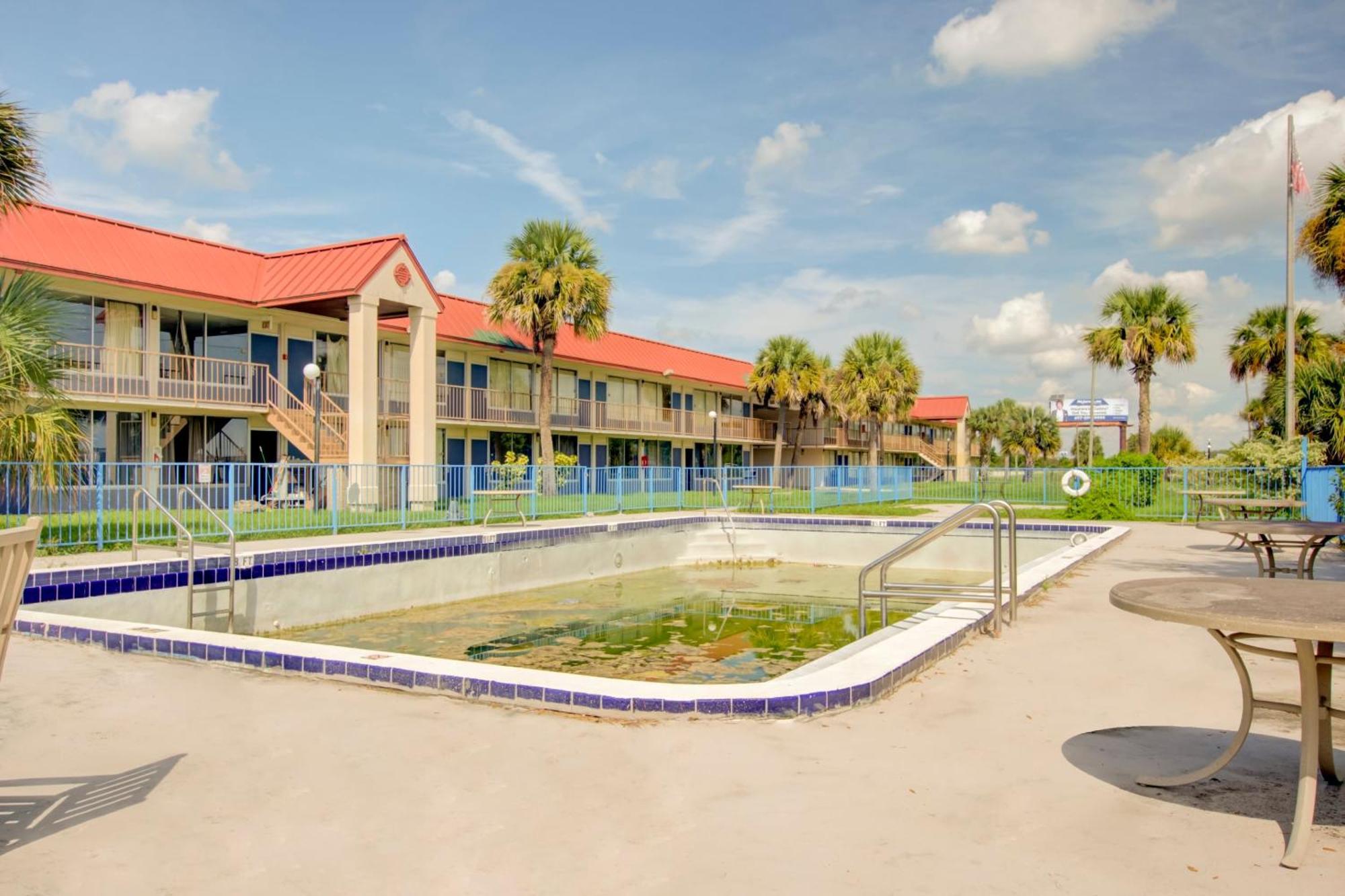 Oyo Hotel Dundee By Crystal Lake Exterior photo