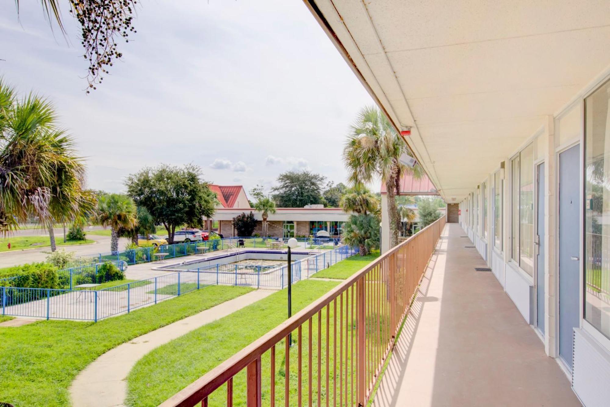 Oyo Hotel Dundee By Crystal Lake Exterior photo