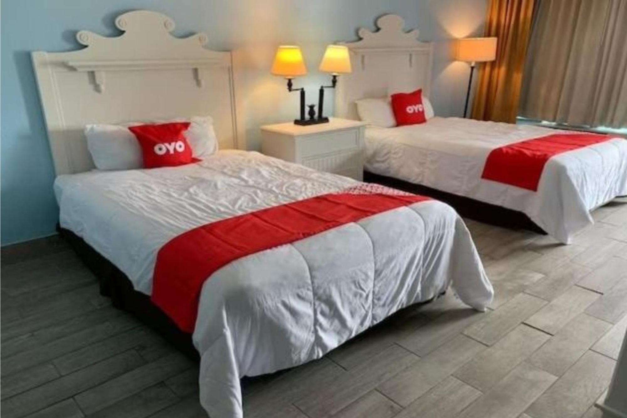 Oyo Hotel Dundee By Crystal Lake Exterior photo