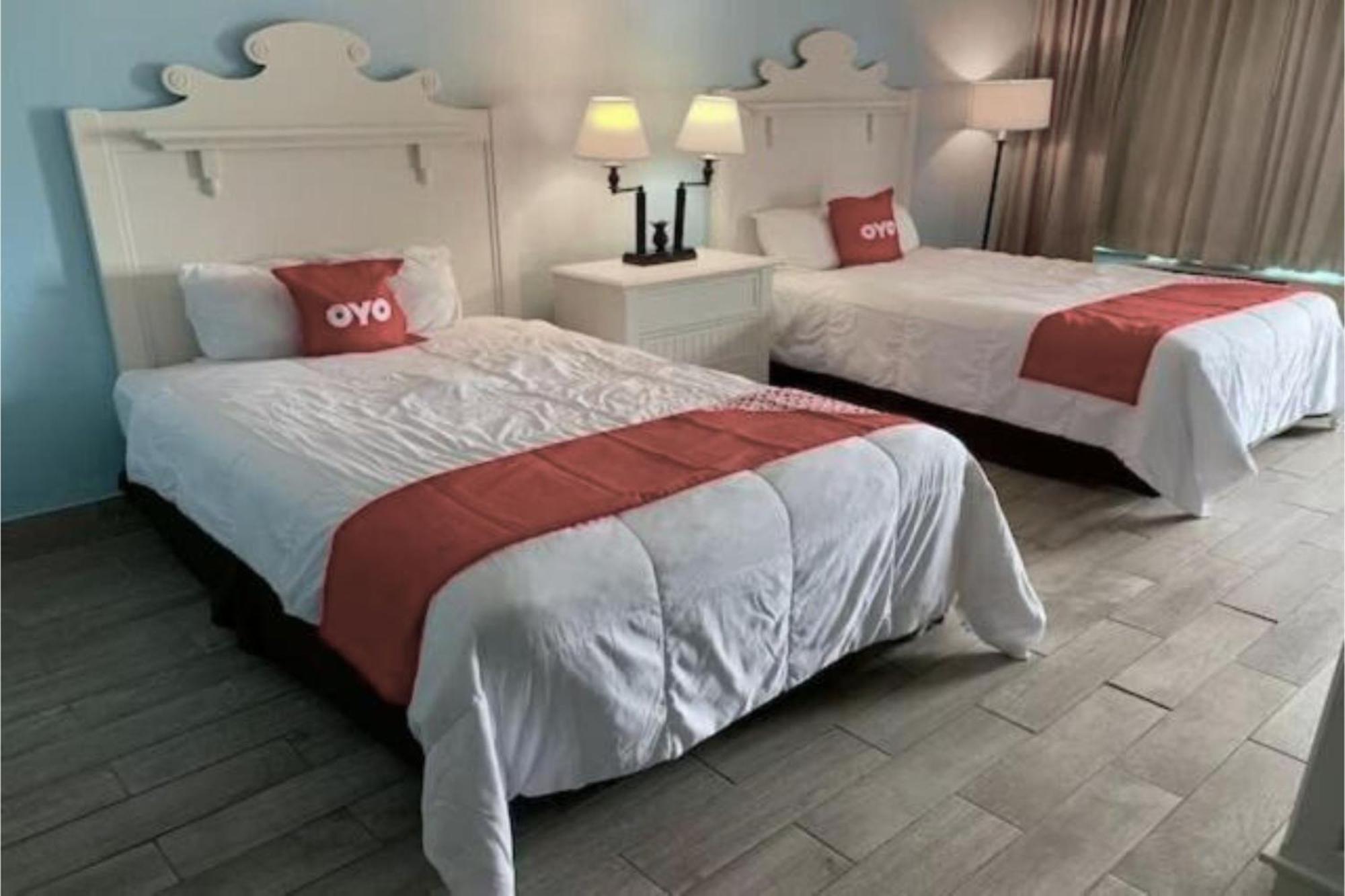 Oyo Hotel Dundee By Crystal Lake Exterior photo