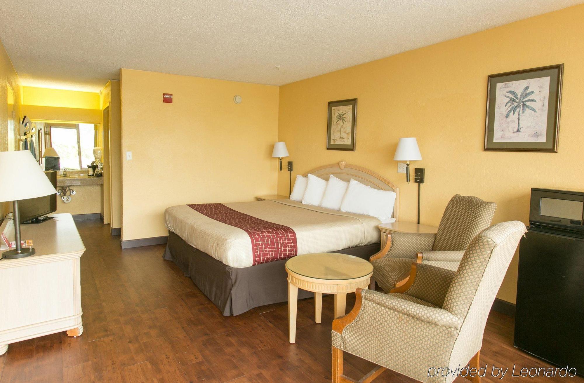 Oyo Hotel Dundee By Crystal Lake Exterior photo