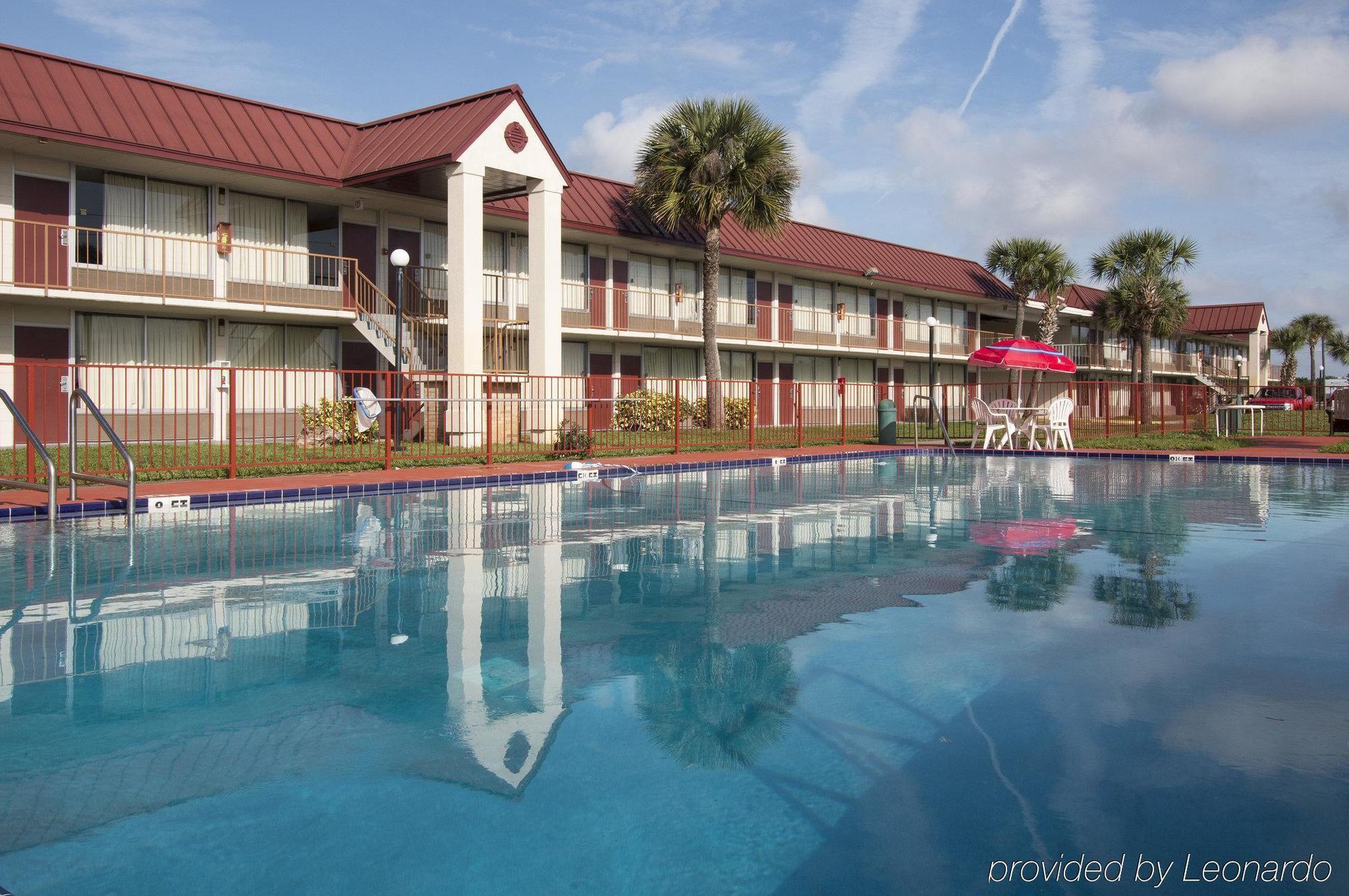 Oyo Hotel Dundee By Crystal Lake Exterior photo
